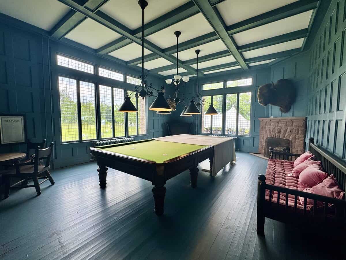 billiard room